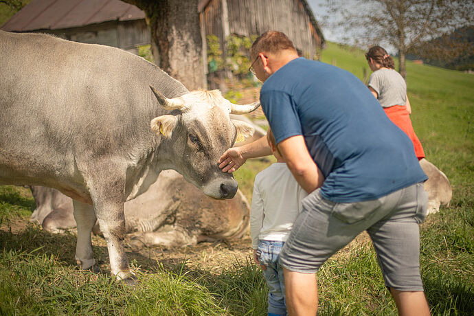 Tier-Kuscheln beim Erlebenshof Uetliburg Tier-Kuscheln beim Erlebenshof Uetliburg
