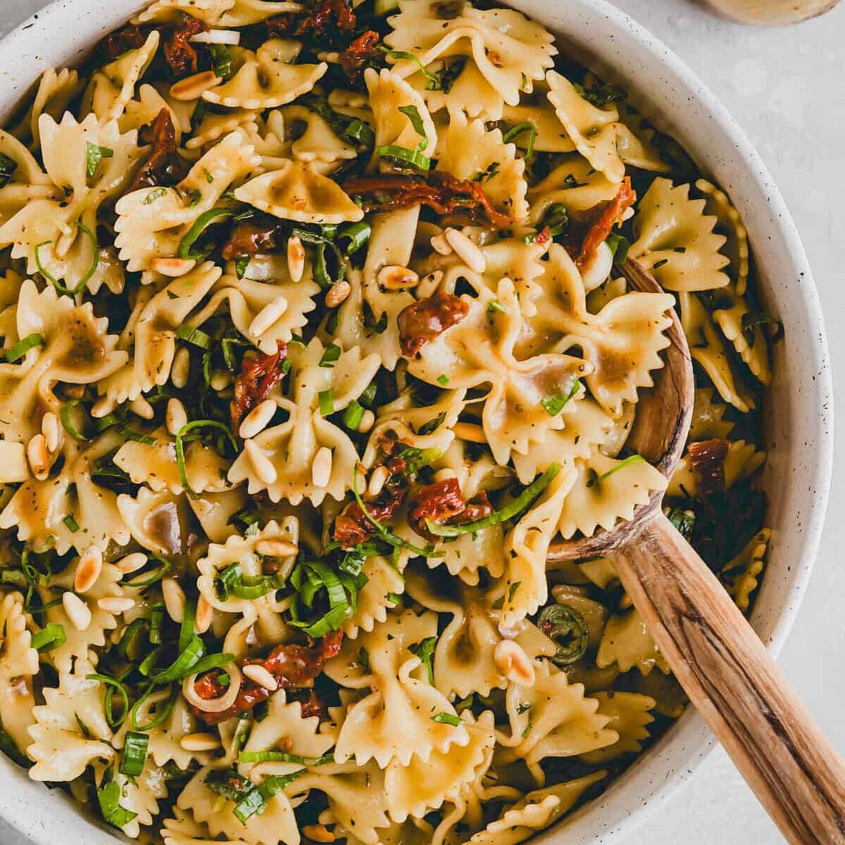 Italienischer Nudelsalat mit getrockneten Tomaten