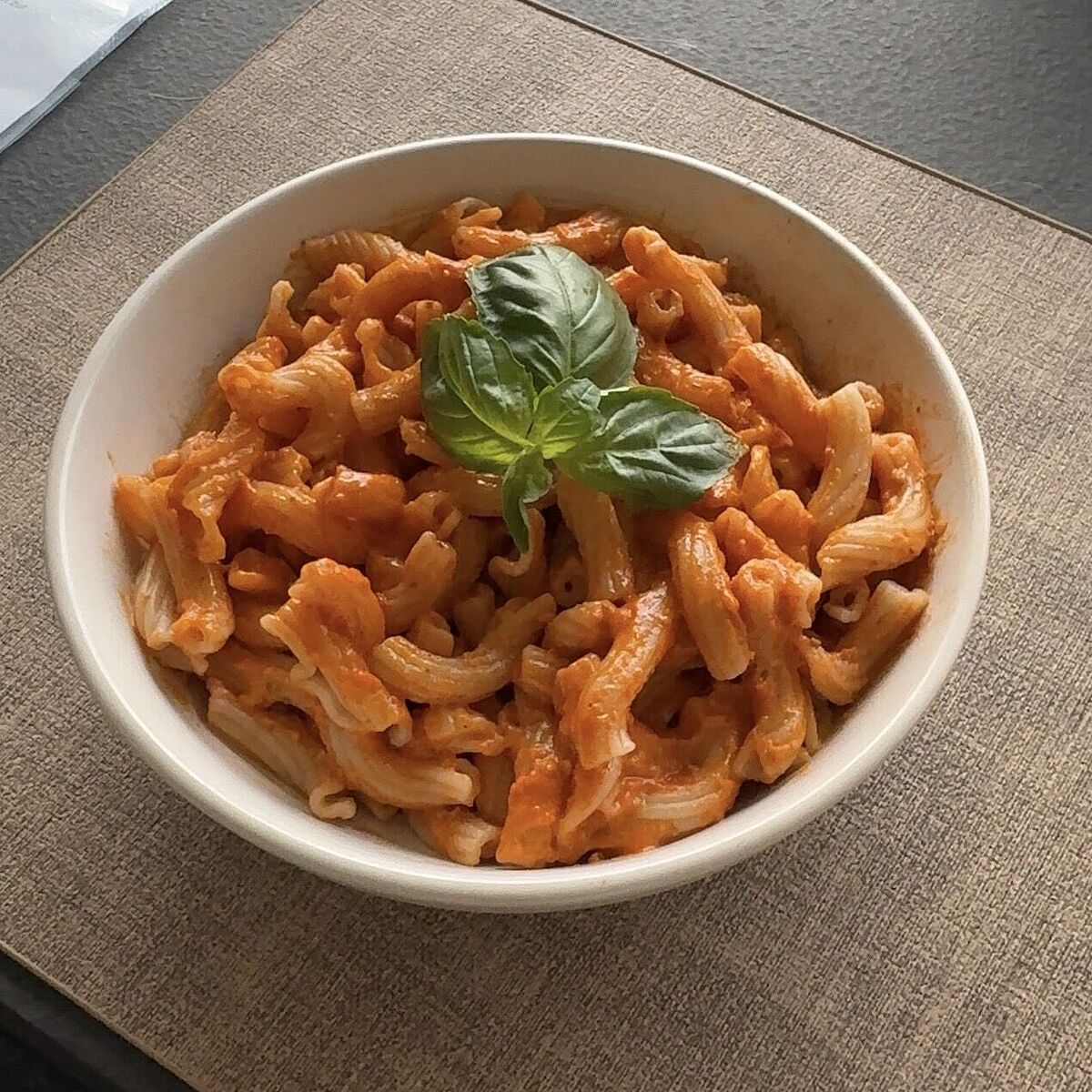 Pesto Rosso mit Basilikum