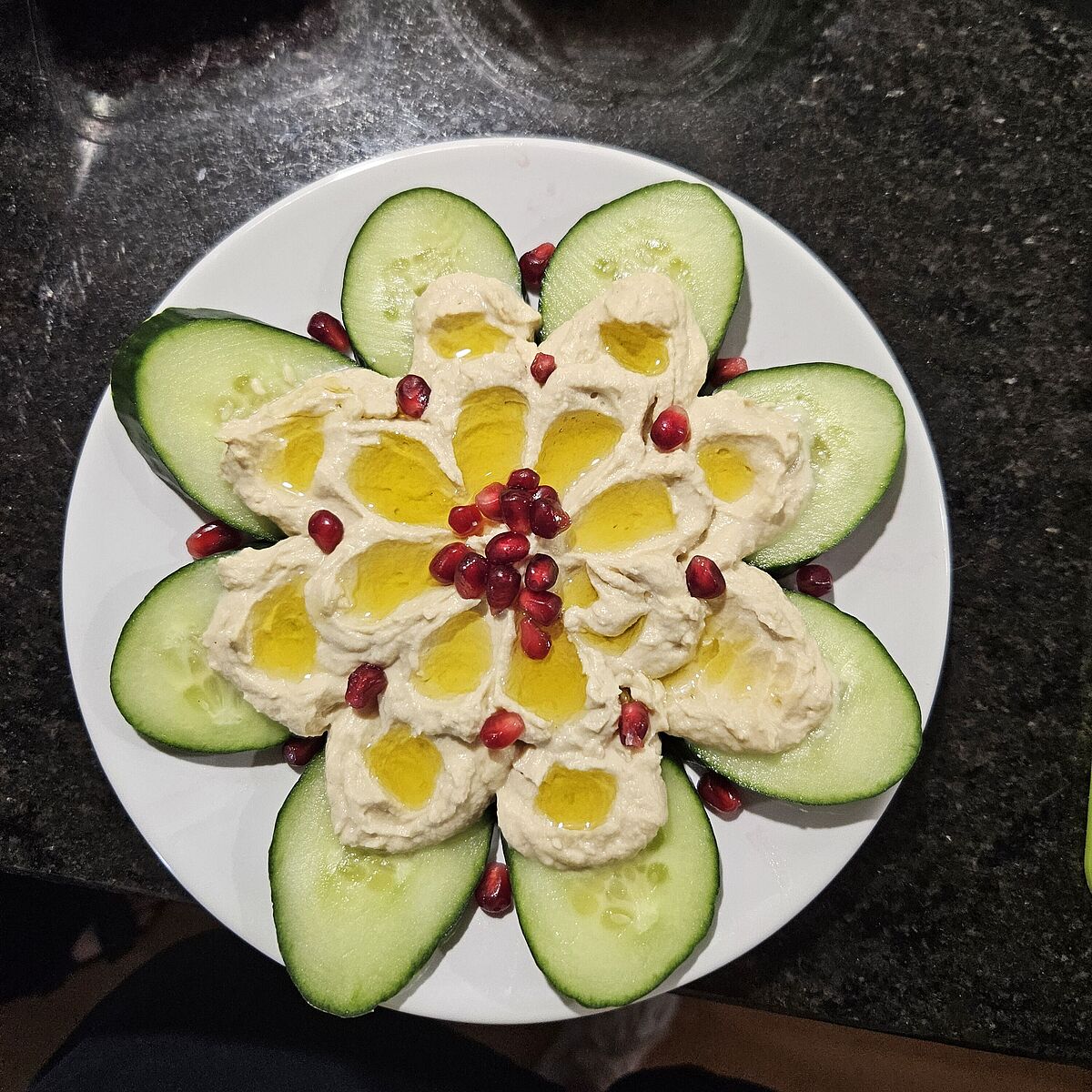 Hummus mit Gurken und Granatapfel