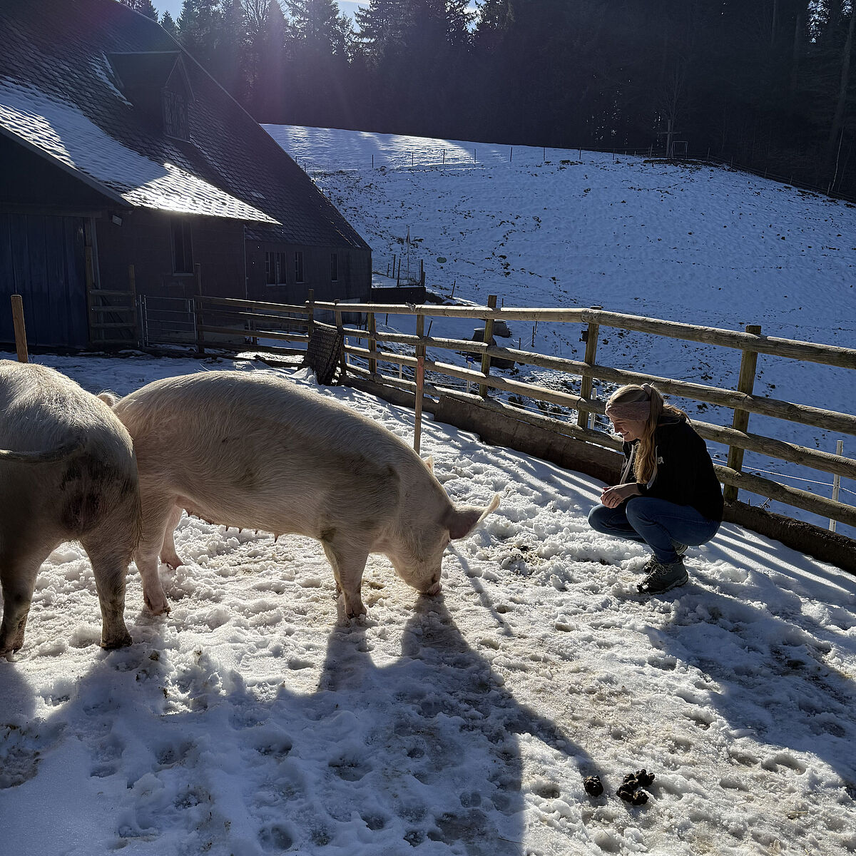 Kristine begrüsst die Ankömmlinge