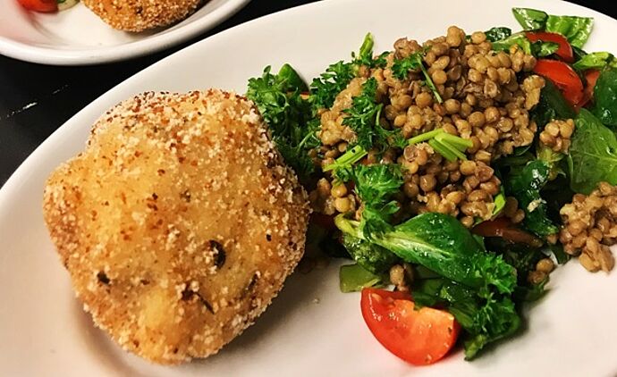 Arancini mit Linsensalat