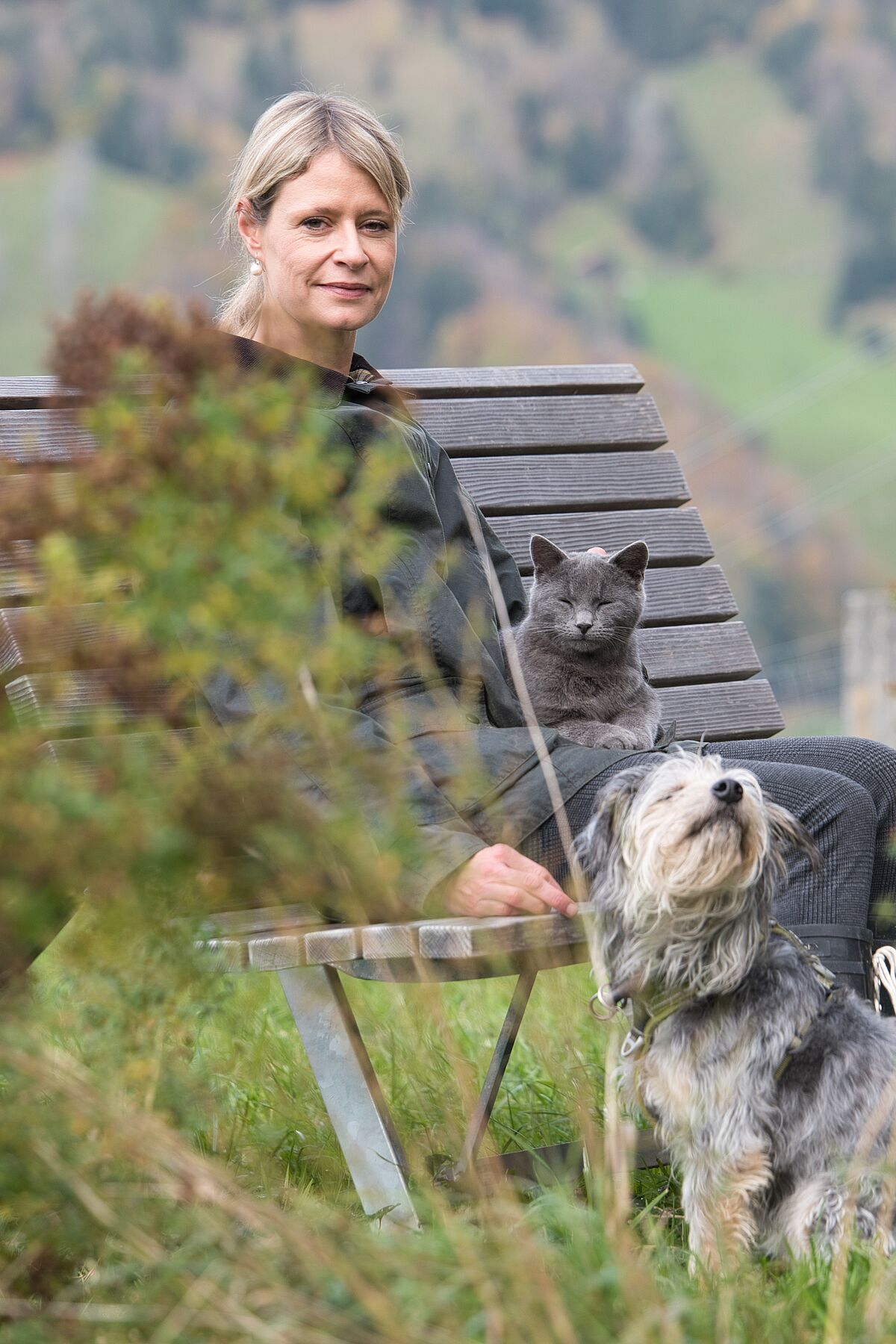 Karin Schuler mit Hund und Katze